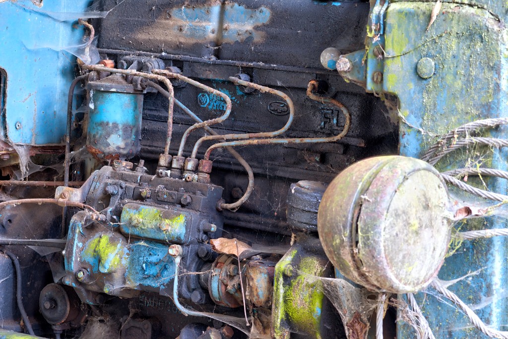 HDR urbex Lost in the Woods lada 1300 opel kadett trash fitou oldtimer youngtimer bus morgon tractor olielamp vuldop Airco generator belgie